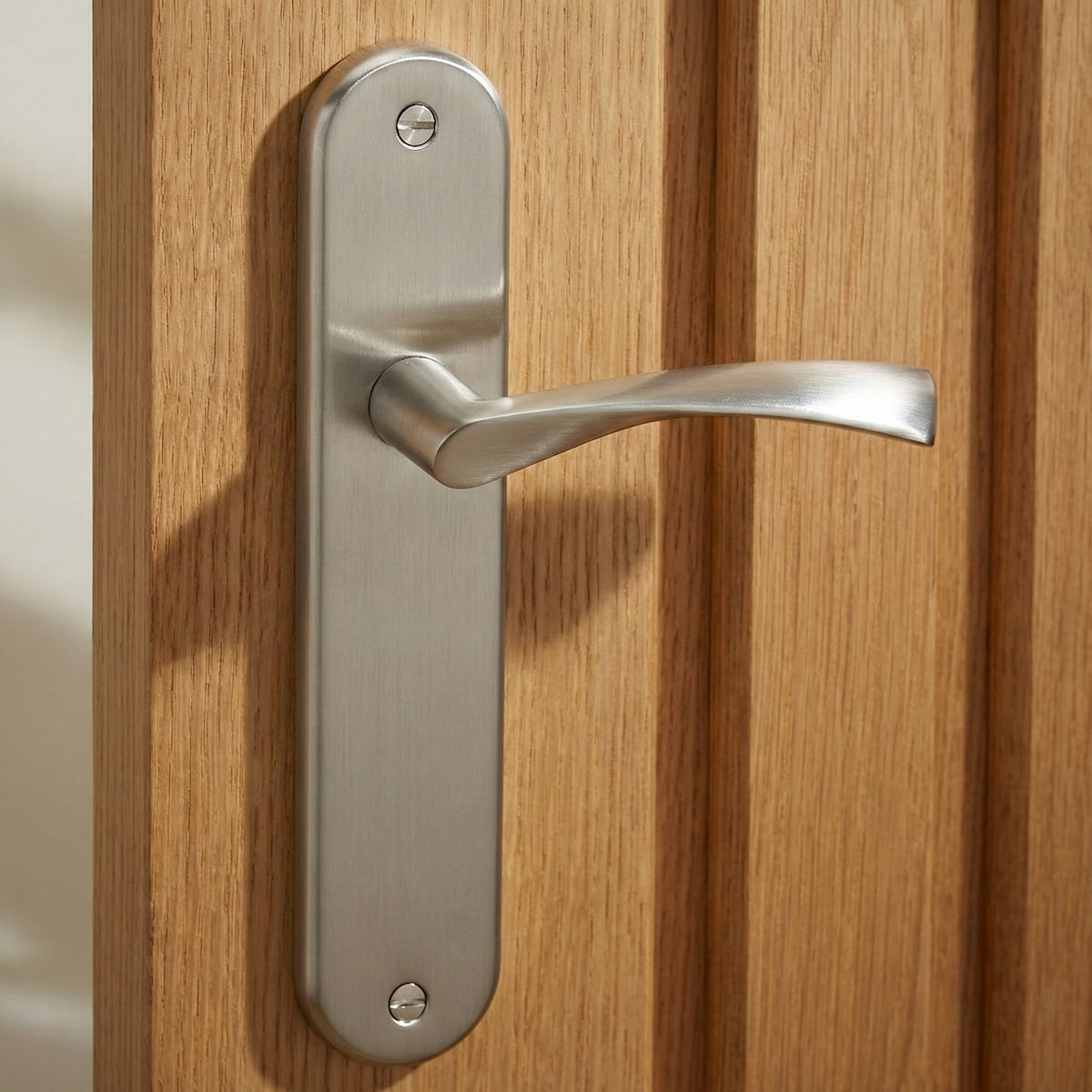 Manilla modelo '130A' ola con placa ovalada de aluminio para puertas en acabado níquel satinado