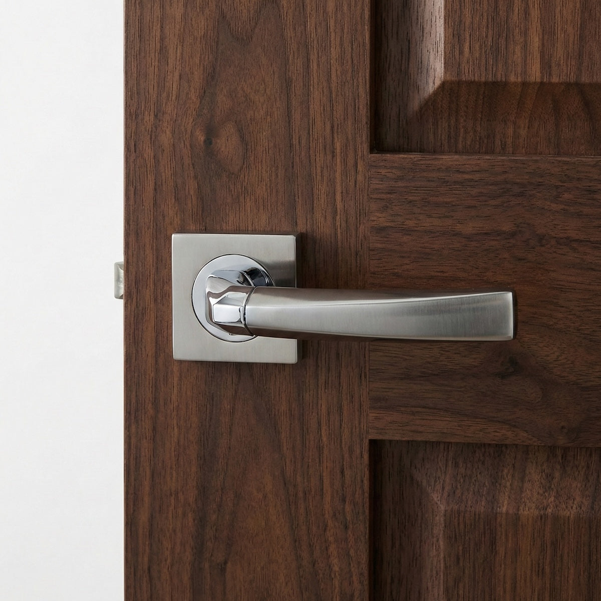 Manilla modelo '320' de zamak para puertas con Roseta Cuadrada en acabado bicolor