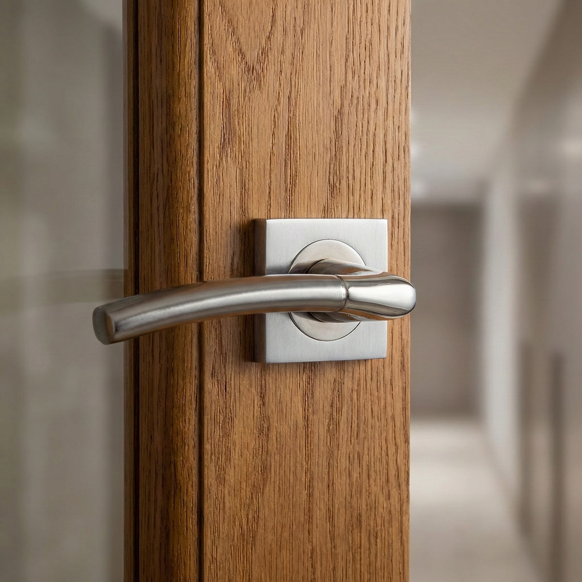Manilla modelo '430A' de aluminio para puertas en acabado níquel combinado