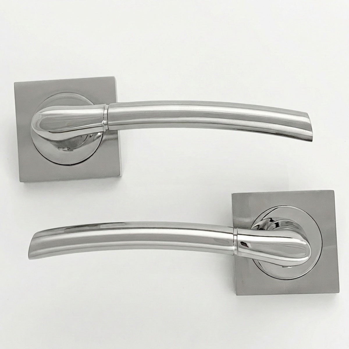 Manilla modelo '430A' de aluminio para puertas en acabado níquel combinado
