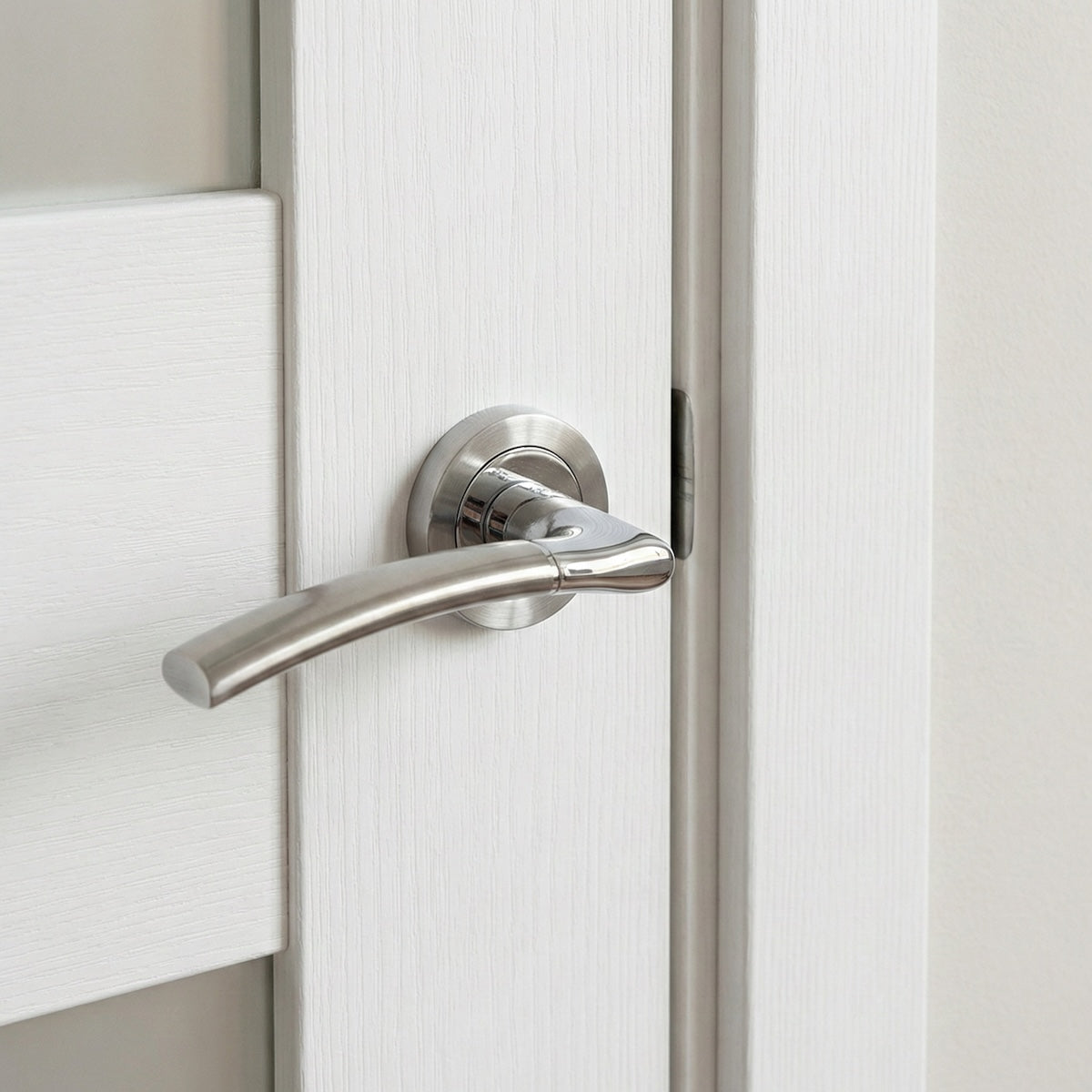 Manilla modelo '430' de ZAMAK con Roseta Redonda bicolor para puertas
