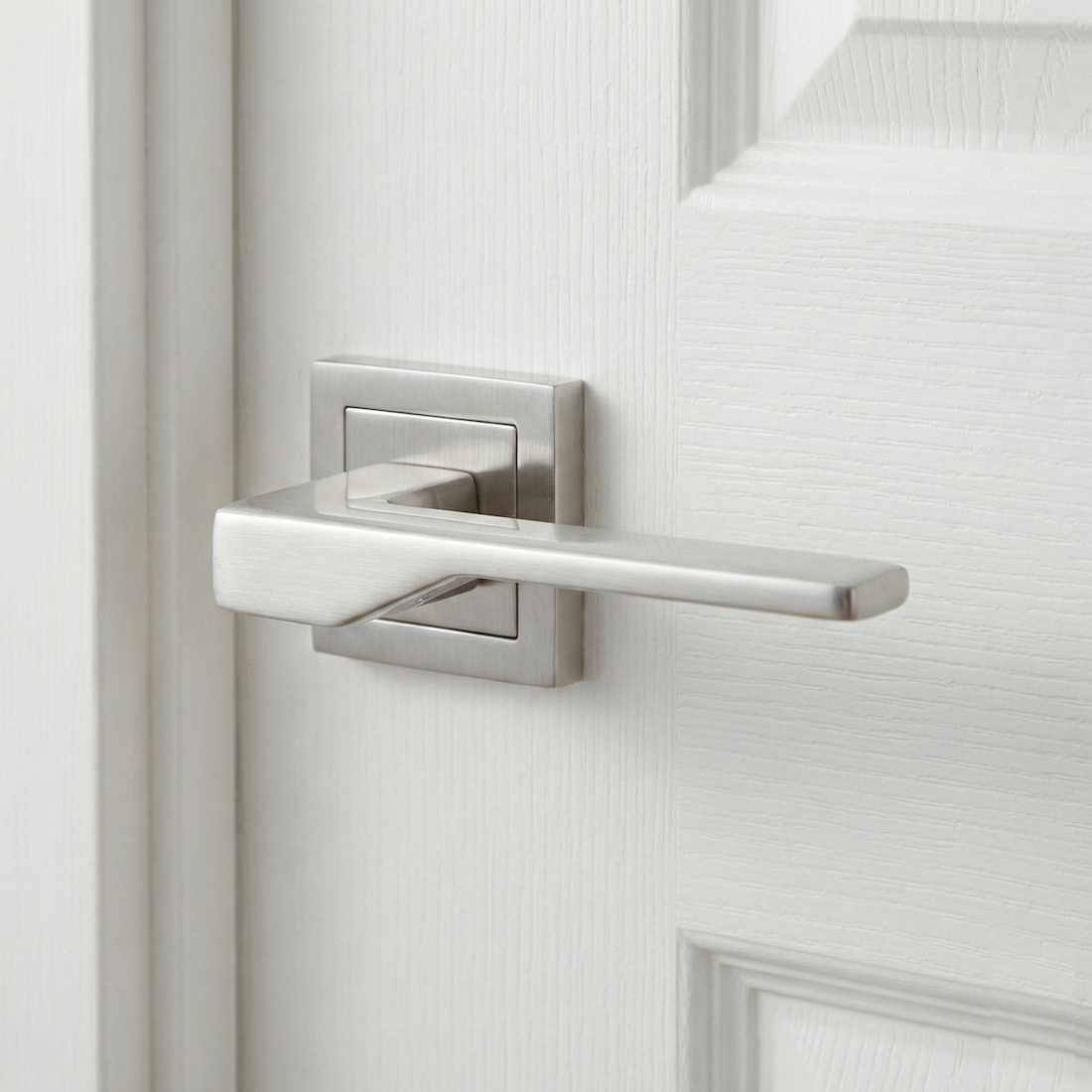 Manilla elegante de zamak con roseta cuadrada acabado níquel satinado para puertas modelo '520'
