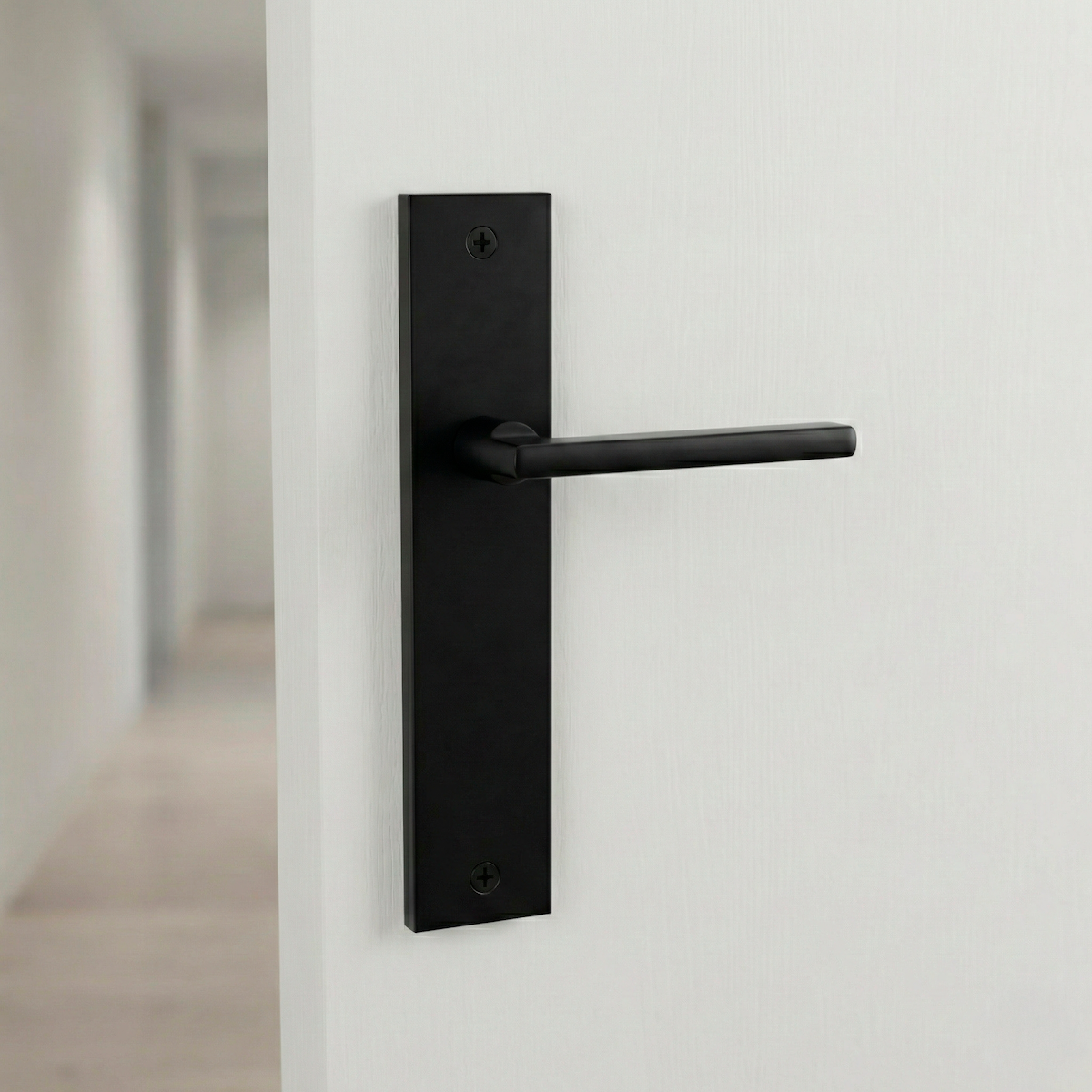 Manilla modelo '530' con placa rectangular negra mate de aluminio para puertas
