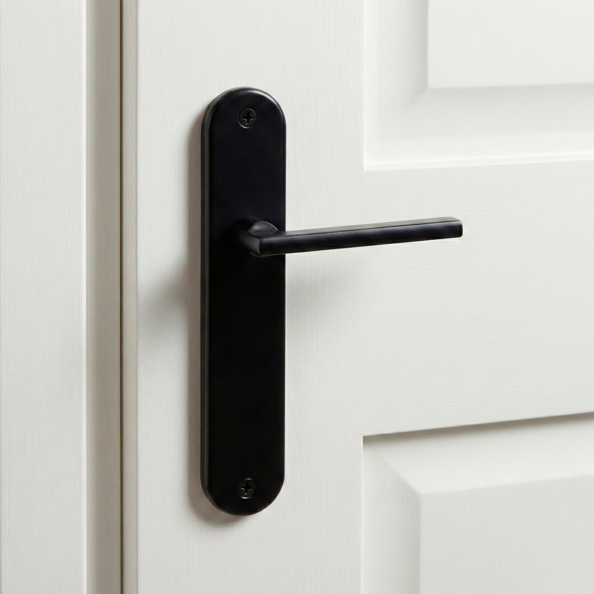 Manilla modelo '530' de aluminio con placa ovalada acabado negro mate para puertas