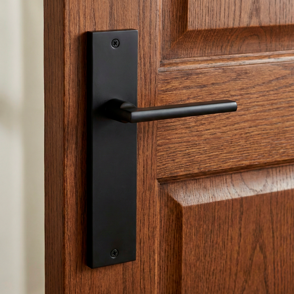Manilla modelo '530' con placa rectangular negra mate de aluminio para puertas