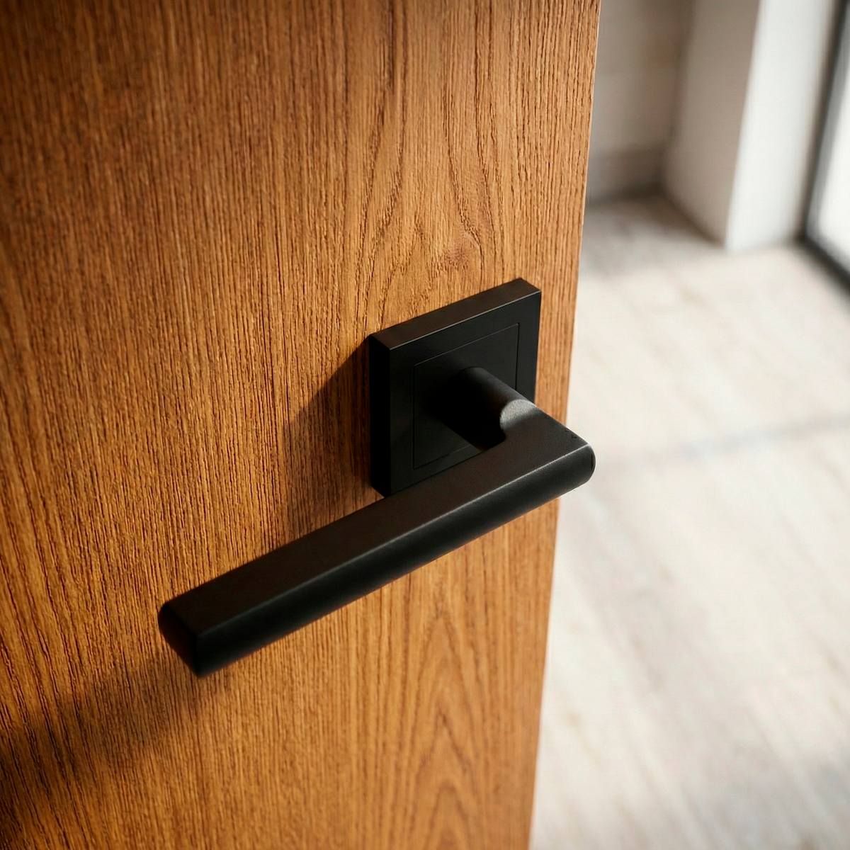 Manilla modelo '530' de aluminio con roseta cuadrada en acabado negro para puertas