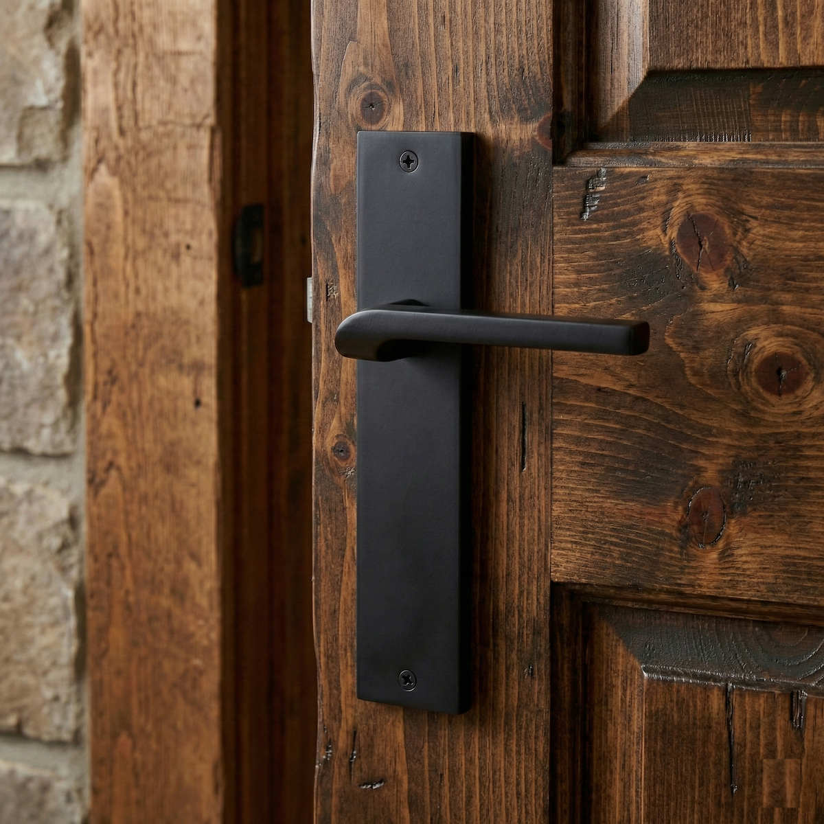 Manilla modelo 559 con placa rectangular de zamak acabado negro para puertas
