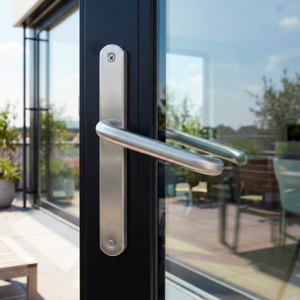 Manilla modelo '603' de acero inoxidable con placa estrecha para puertas de exterior