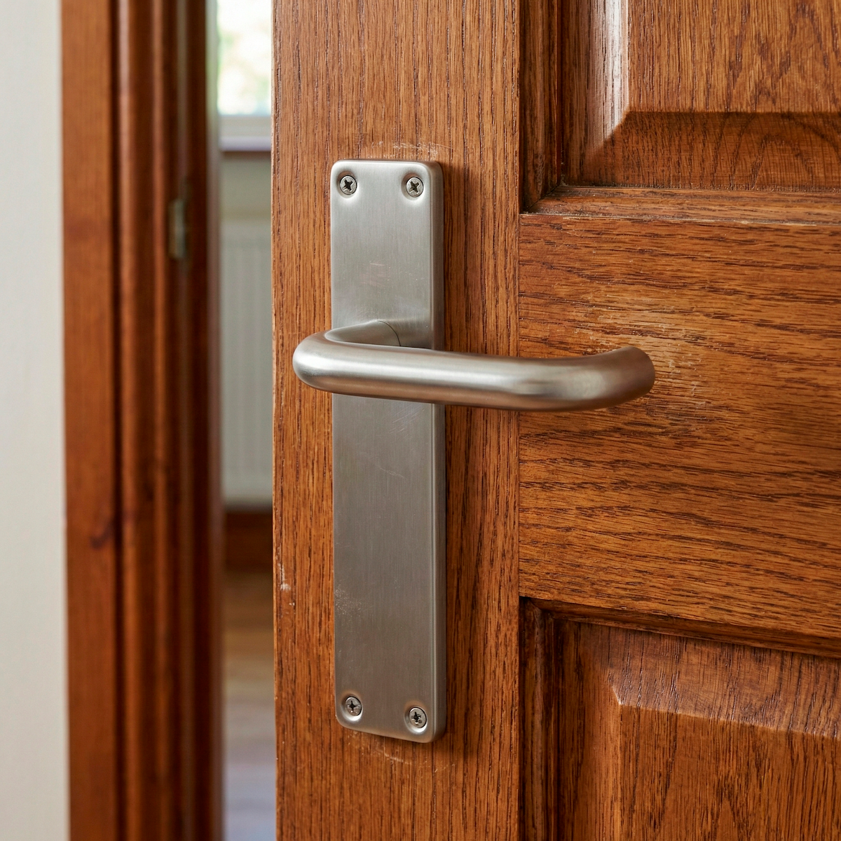 Manilla modelo '603' de acero inoxidable con placa rectangular para puertas