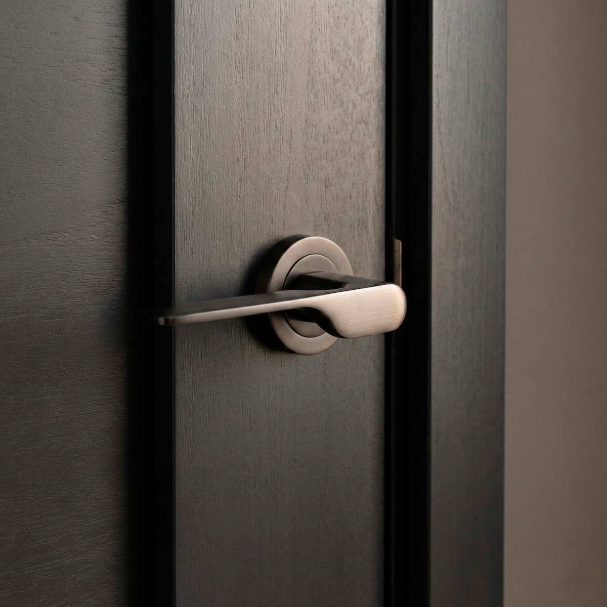 Manilla de zamak modelo 640 con roseta redonda en acabado grafito para puertas