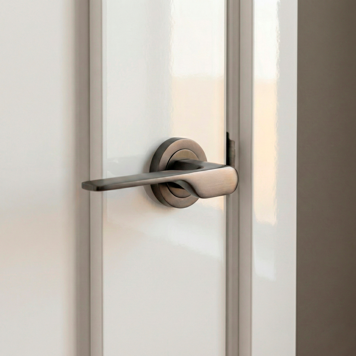 Manilla de zamak modelo 640 con roseta redonda en acabado grafito para puertas