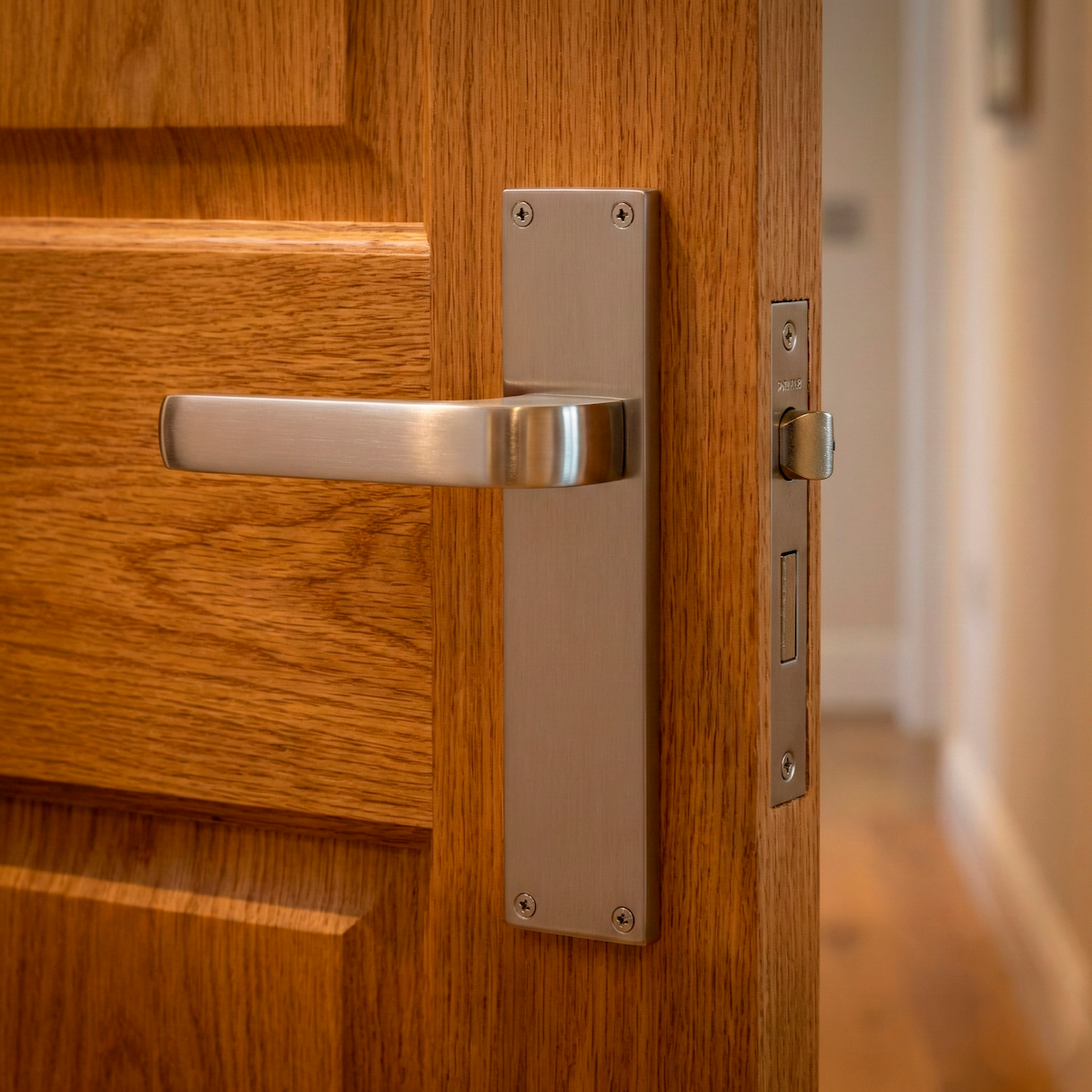 Manilla modelo '710' de zamak con placa rectangular acabado níquel satinado para puertas