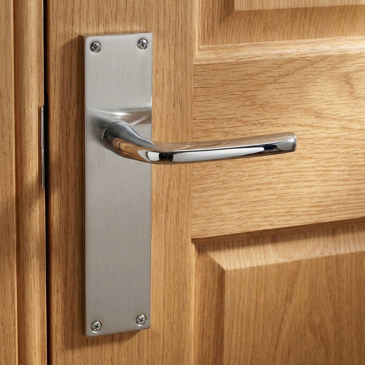 Manilla modelo '730' de zamak con placa rectangular en acabado níquel combinado para puertas