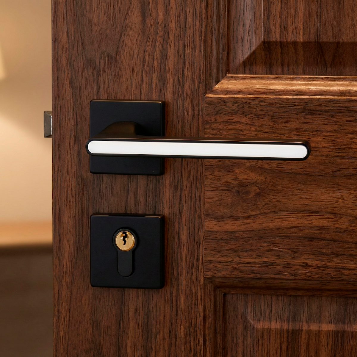 Manilla de zamak modelo 810N con roseta cuadrada en acabado negro para puertas