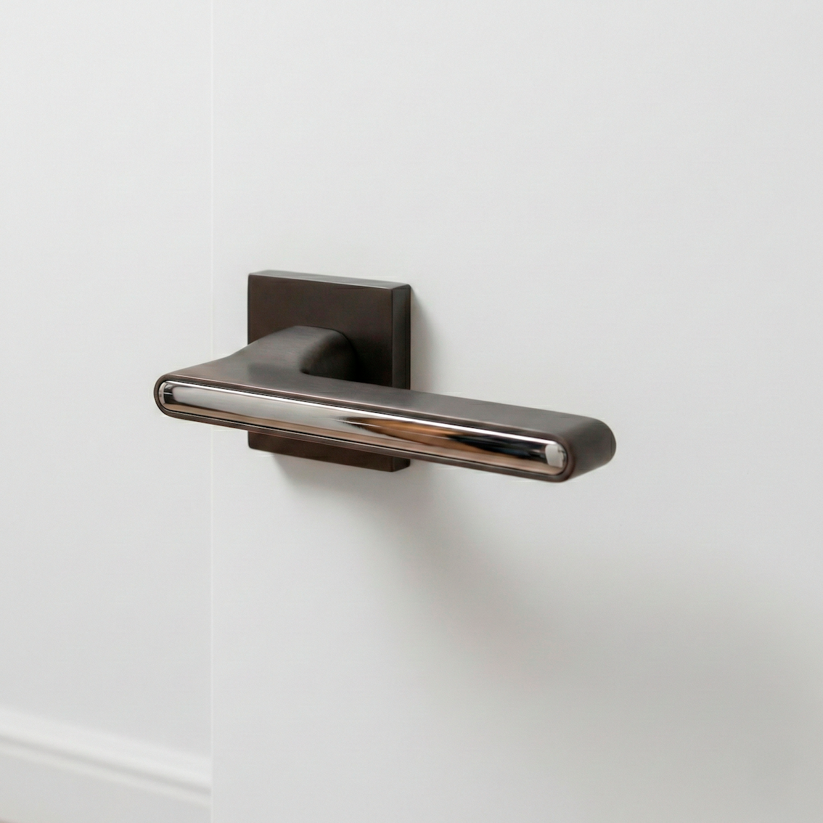 Elegante manilla de zamak modelo 810 con roseta cuadrada en acabado grafito para puertas