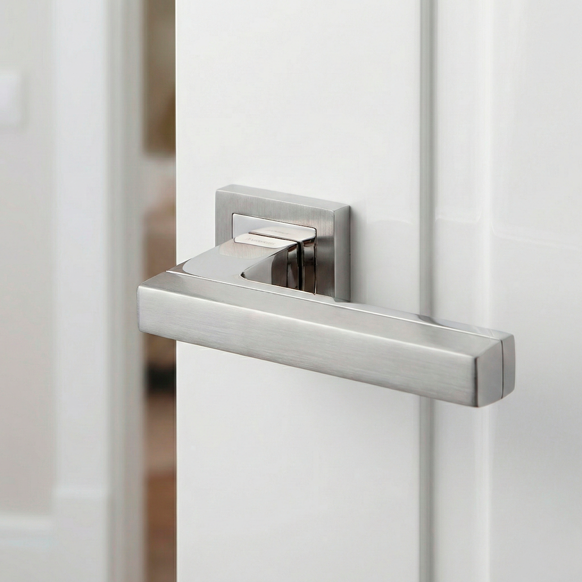 Manilla modelo '840' de zamak con roseta cuadrada en acabado gris espacial bicolor para puertas