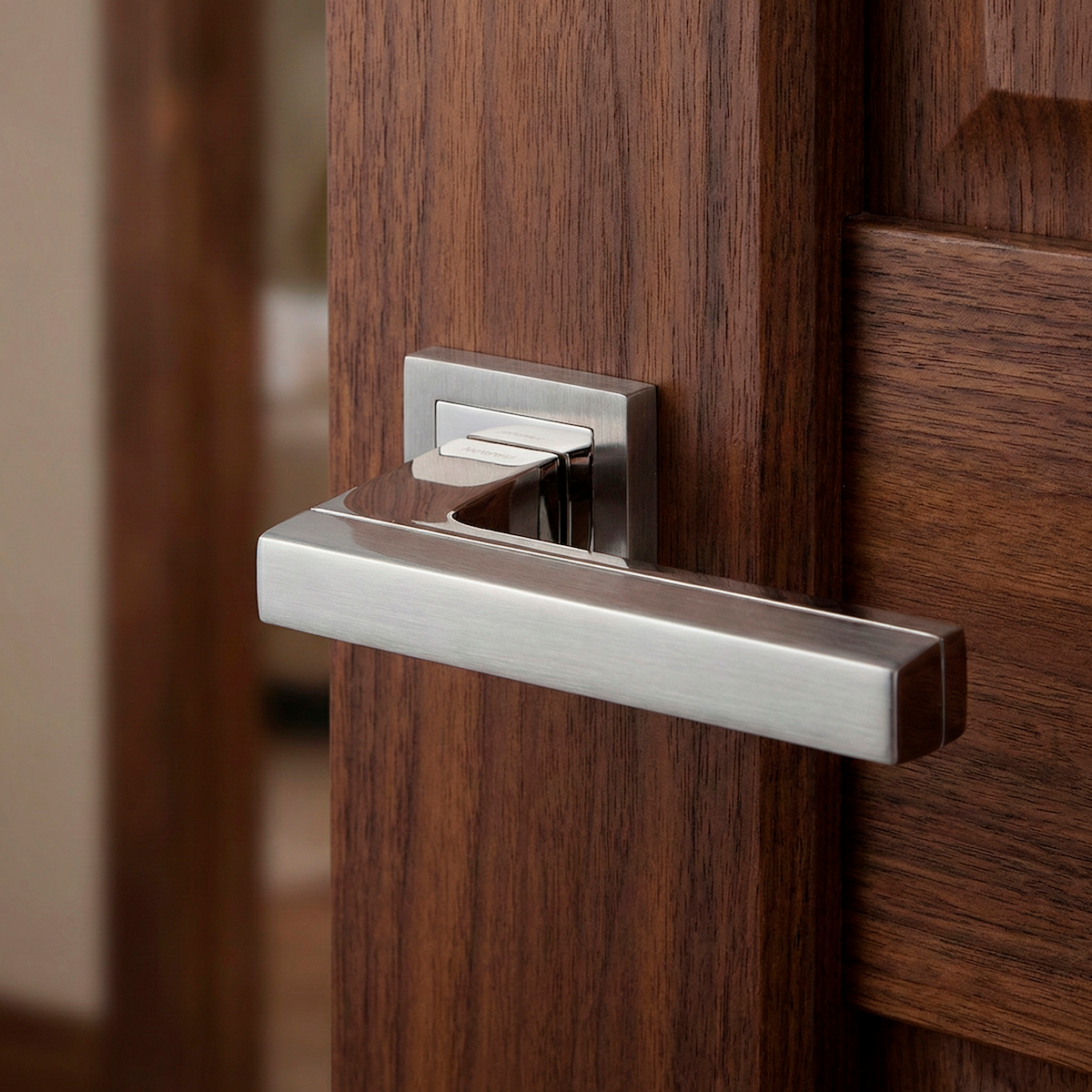 Manilla modelo '840' de zamak con roseta cuadrada en acabado gris espacial bicolor para puertas