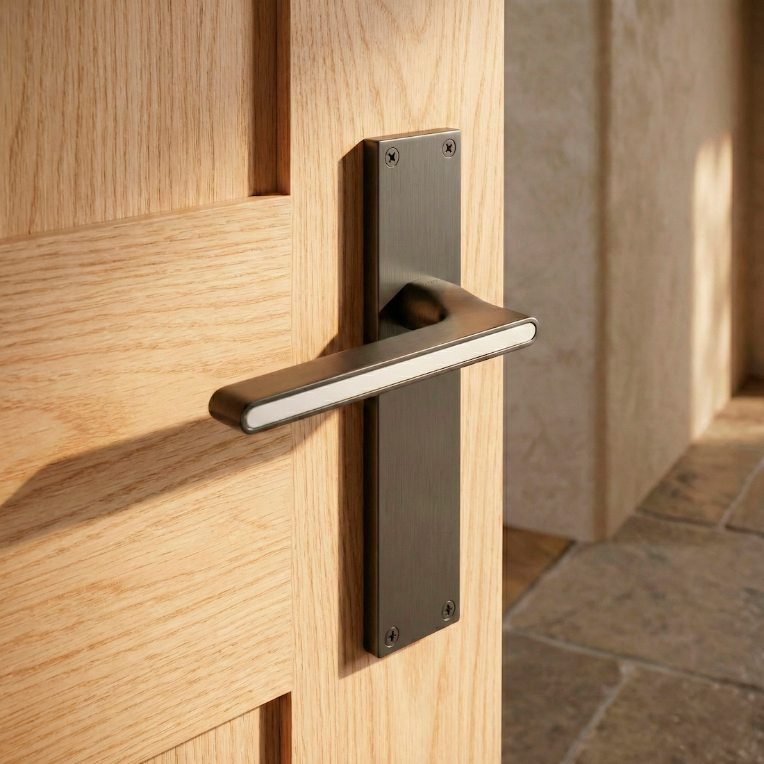 Manilla modelo '810' de zamak con placa rectangular acabado grafito para puertas