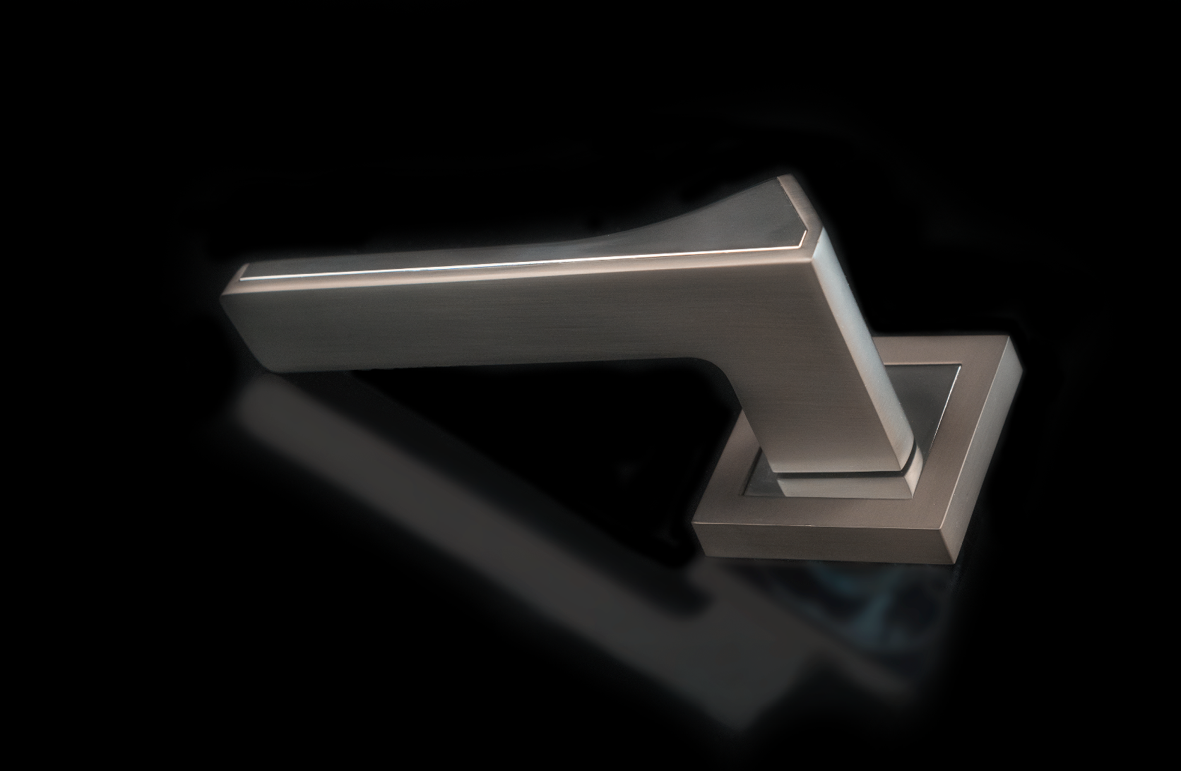 Manilla modelo '740' con roseta cuadrada de zamak acabado gris espacial para puertas