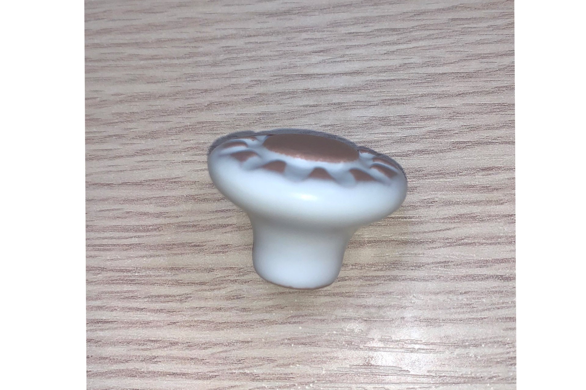 Pomo de porcelana blanco con dibujo de flor en relieve para muebles y armarios