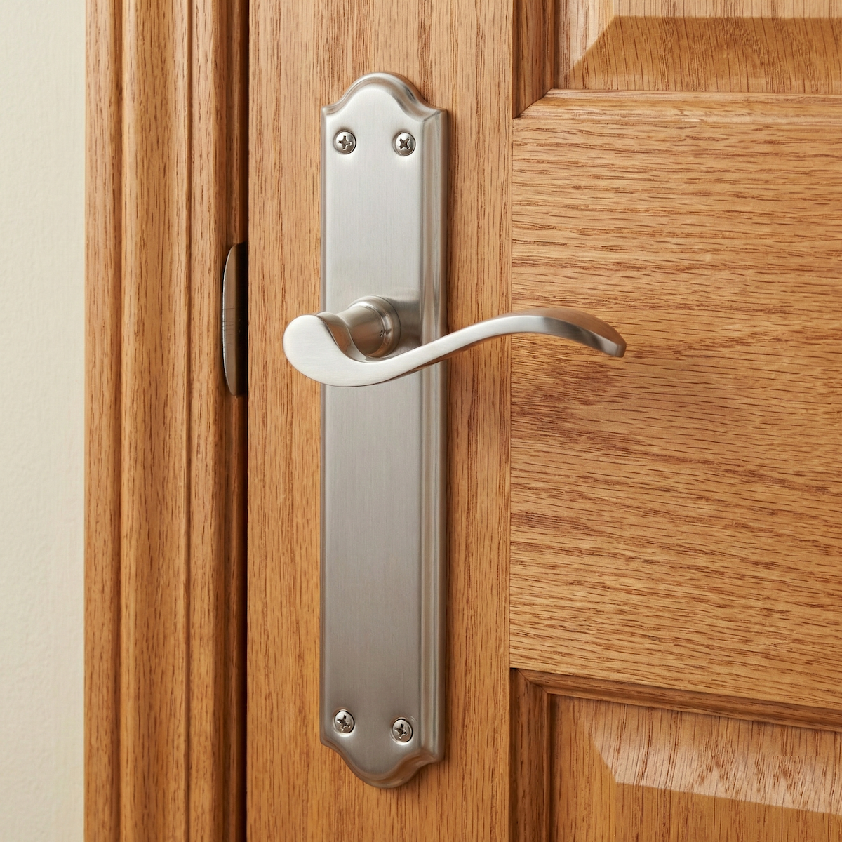 Manilla modelo '1101' de zamak con placa curva acabado níquel satinado para puertas