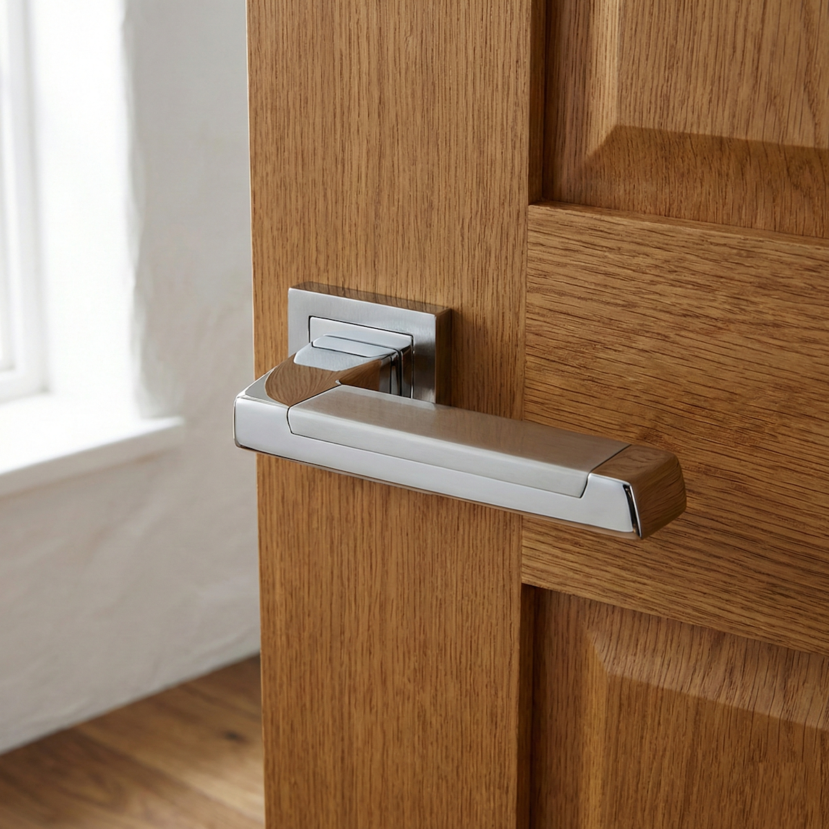 Manilla modelo '620' de zamak con roseta cuadrada acabado bicolor para puertas