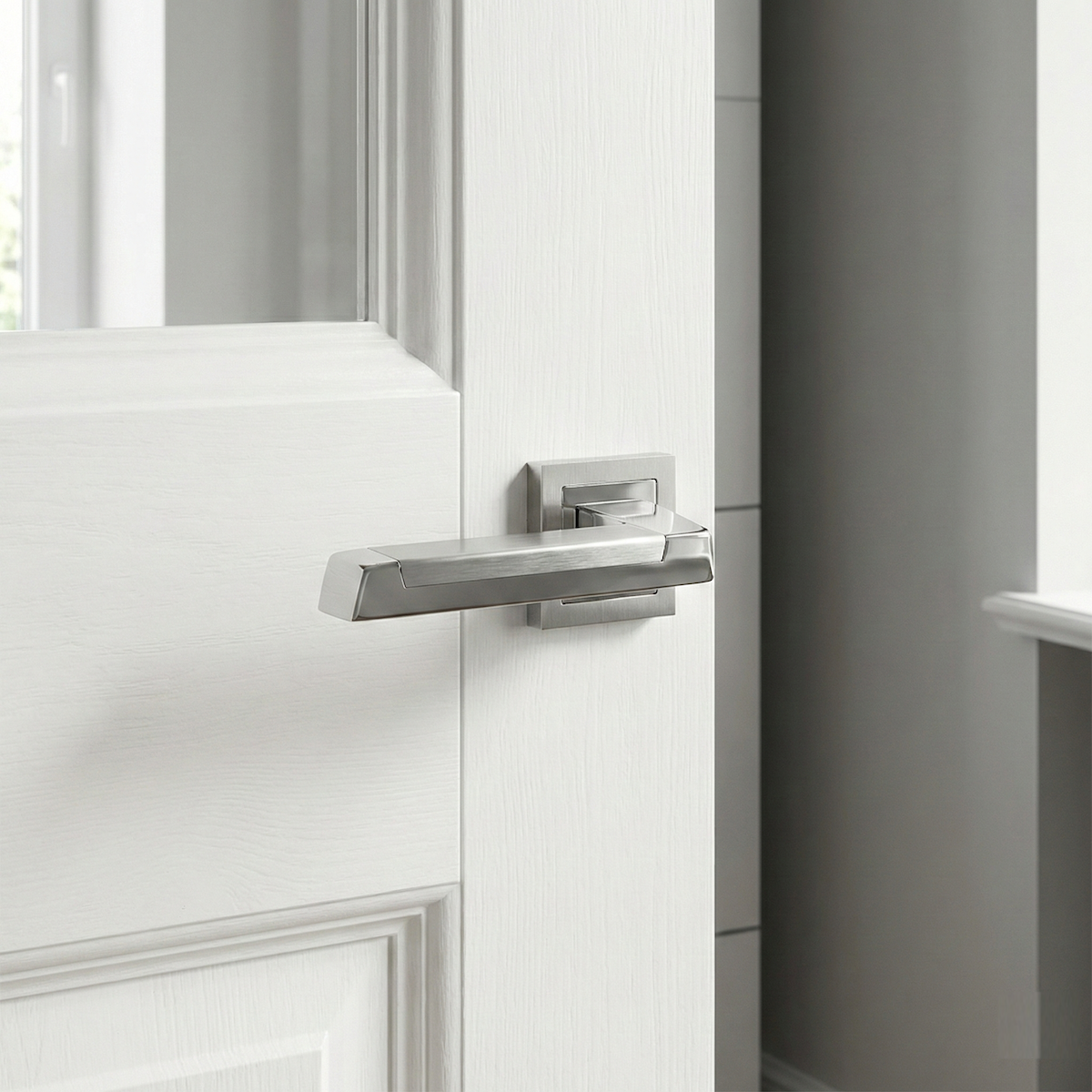 Manilla modelo '620' de zamak con roseta cuadrada acabado bicolor para puertas
