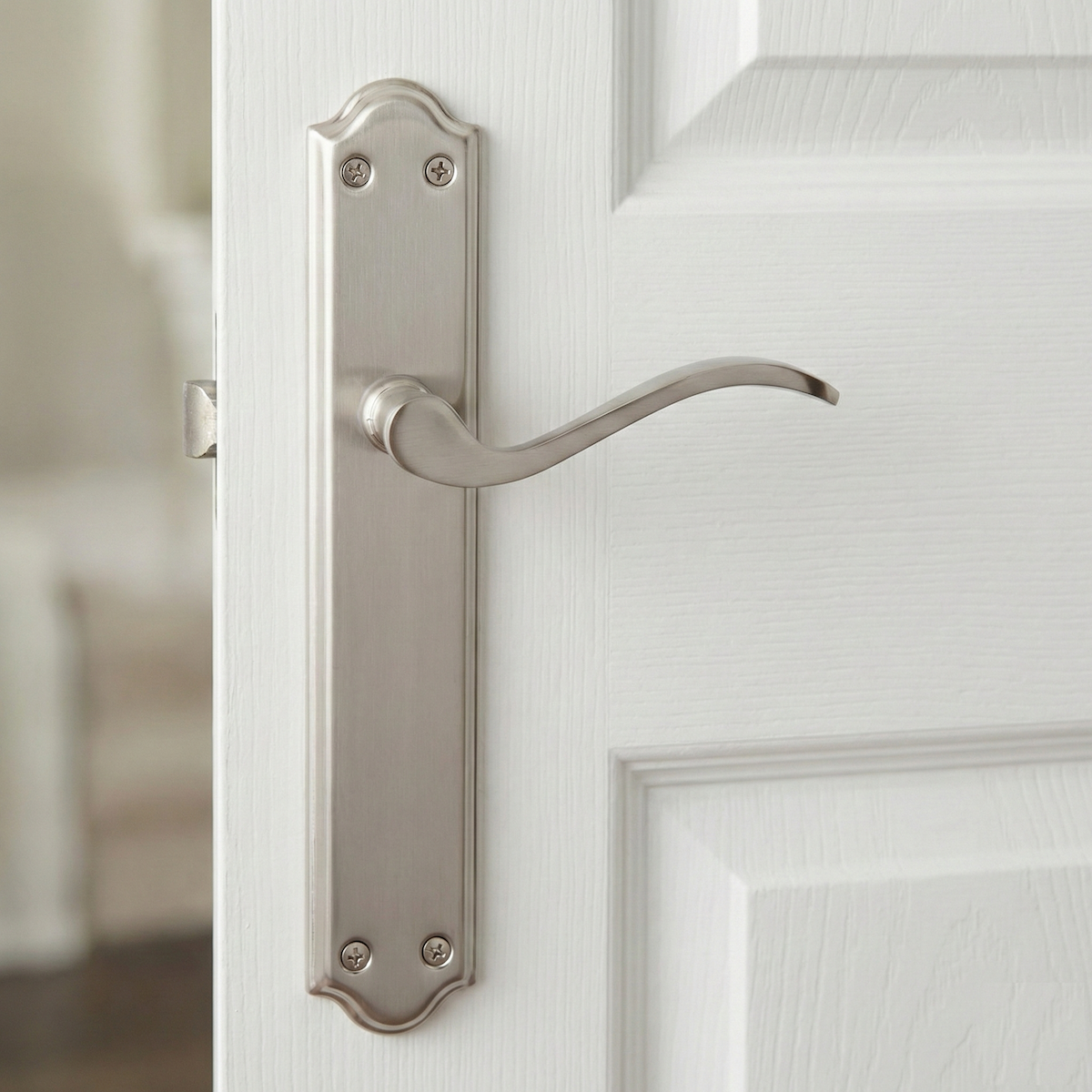 Manilla modelo '1101' de zamak con placa curva acabado níquel satinado para puertas