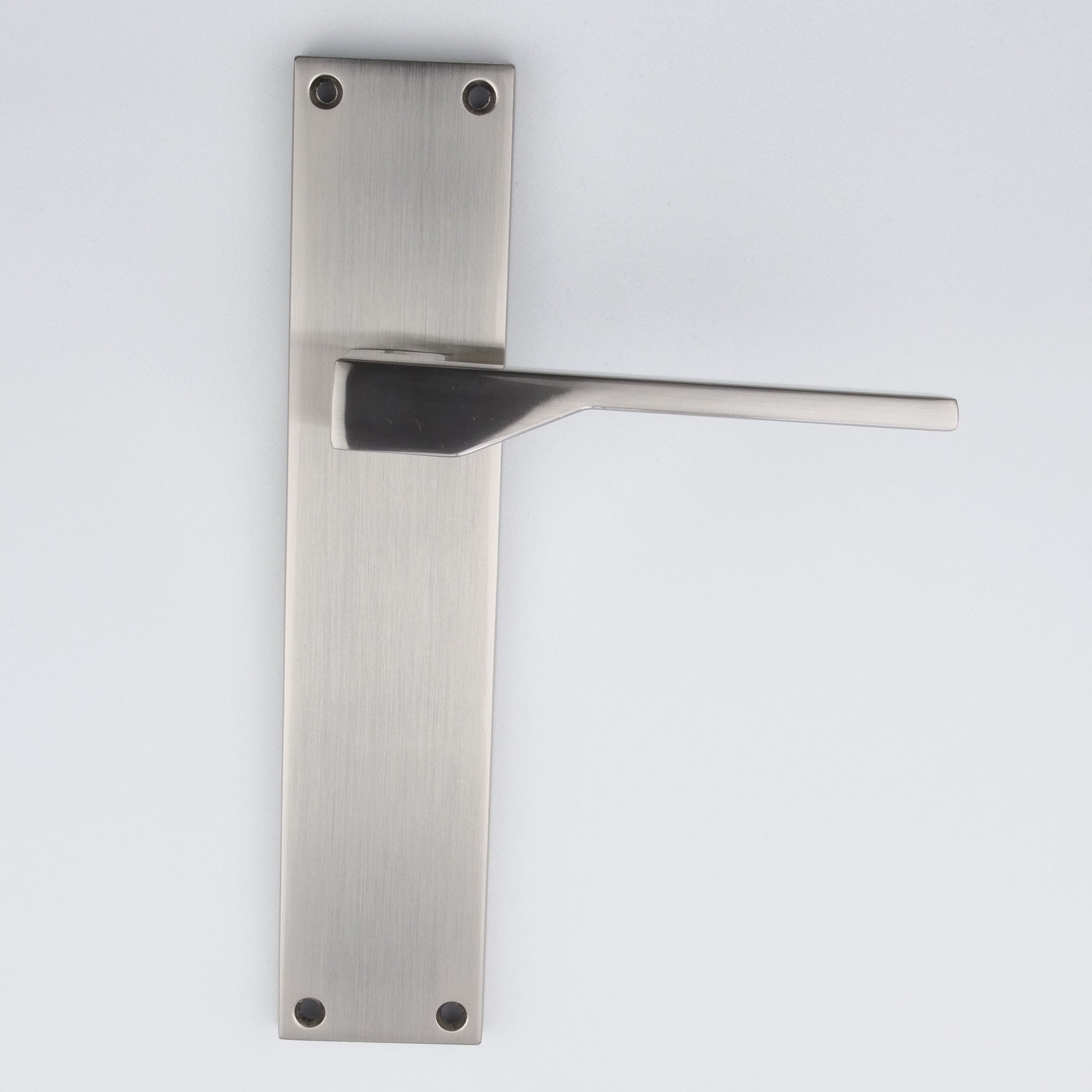 Manilla modelo '520' con placa rectangular de zamak en acabado níquel satinado para puertas