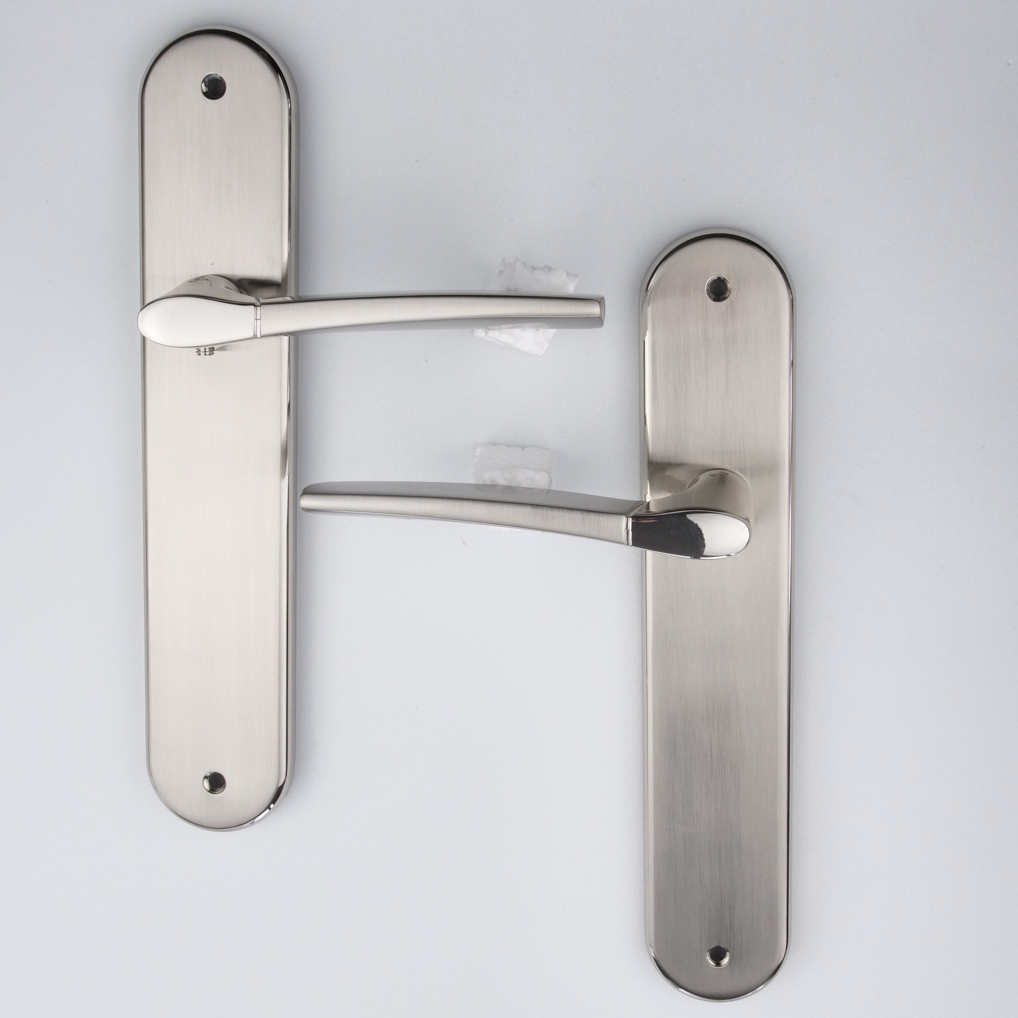 Manilla modelo '830' con placa ovalada de zamak acabado bicolor para puertas