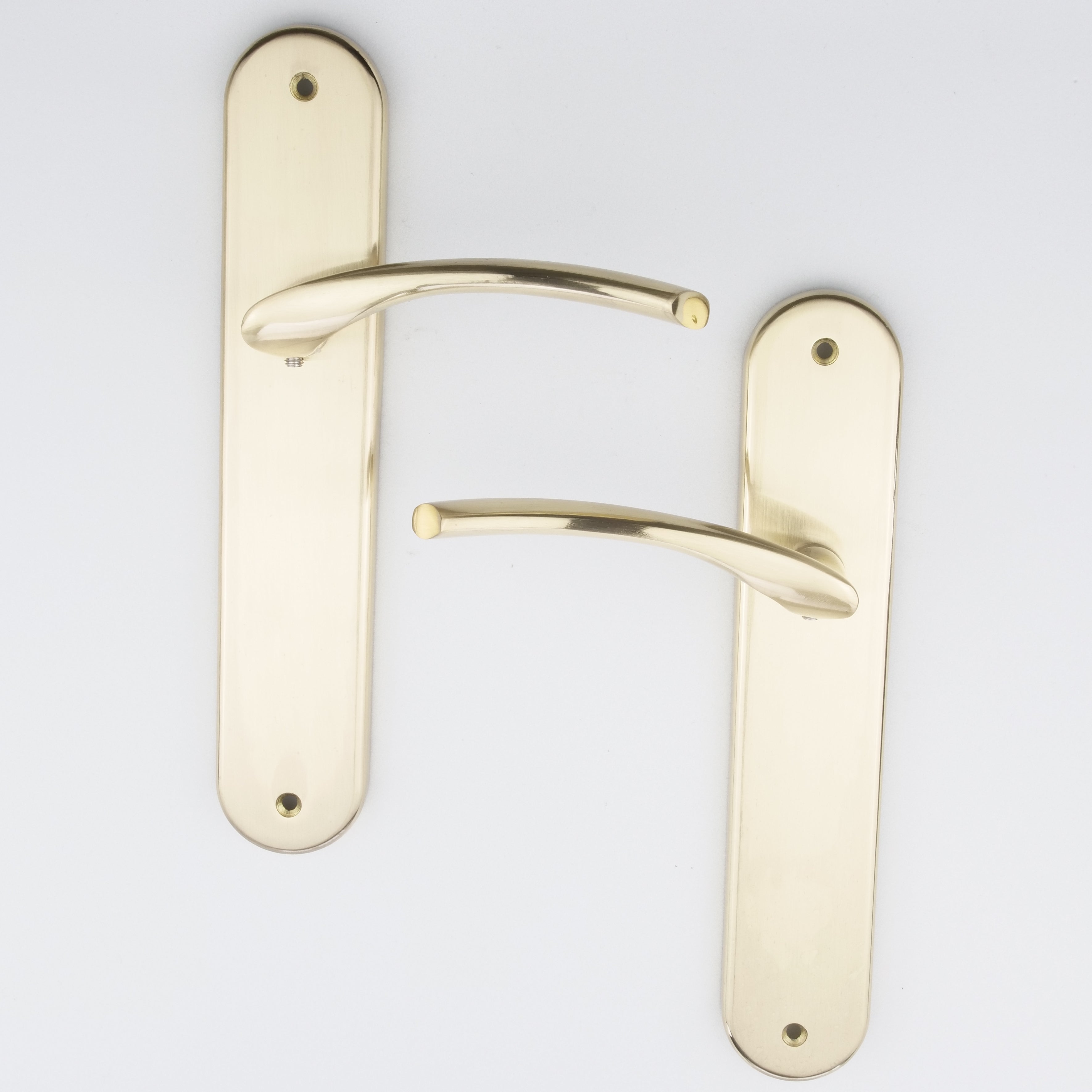 Manilla de zamak modelo '556' con placa ovalada en acabado dorado satinado para puertas
