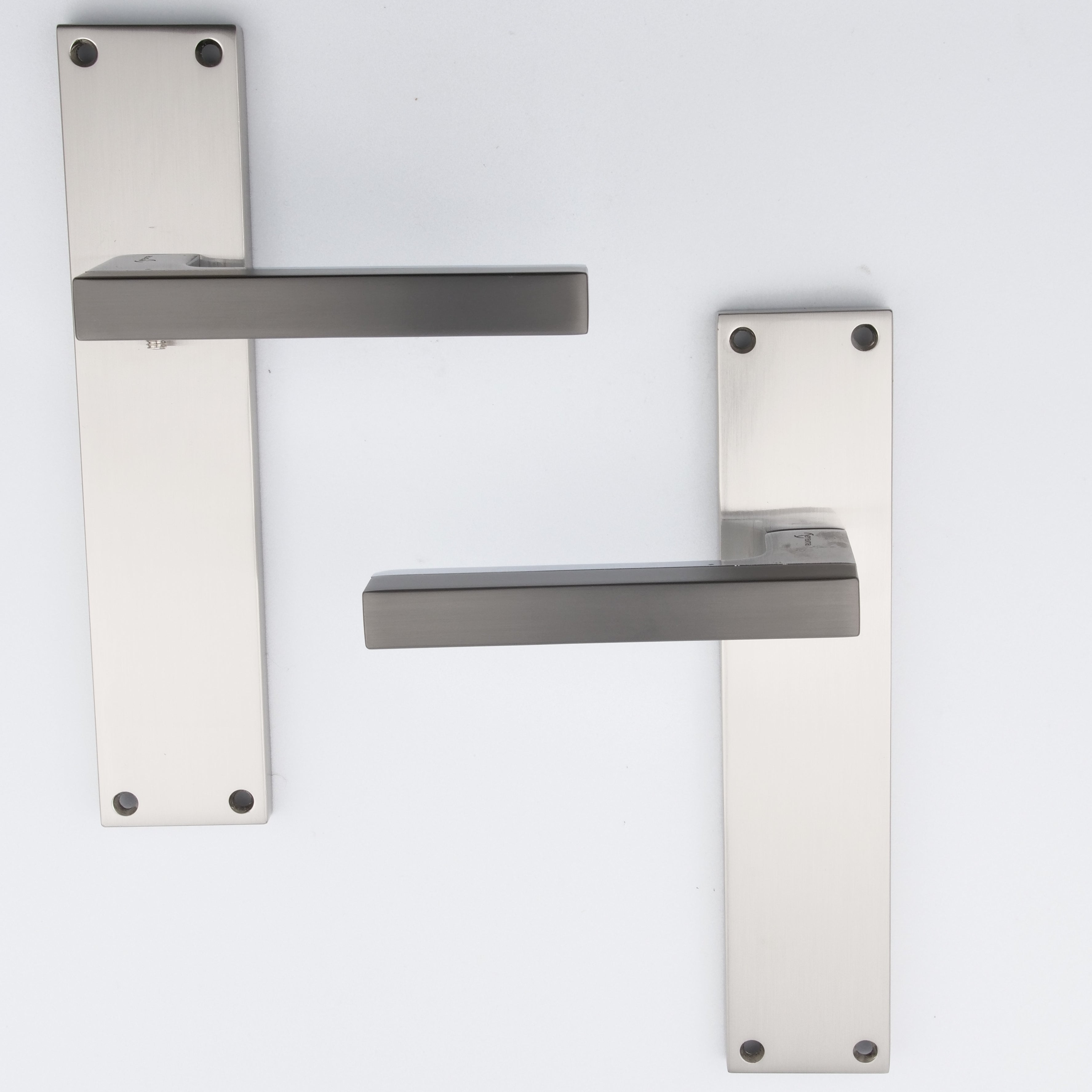 Manilla modelo '848' de zamak para puertas con placa rectangular acabado bicolor grafito