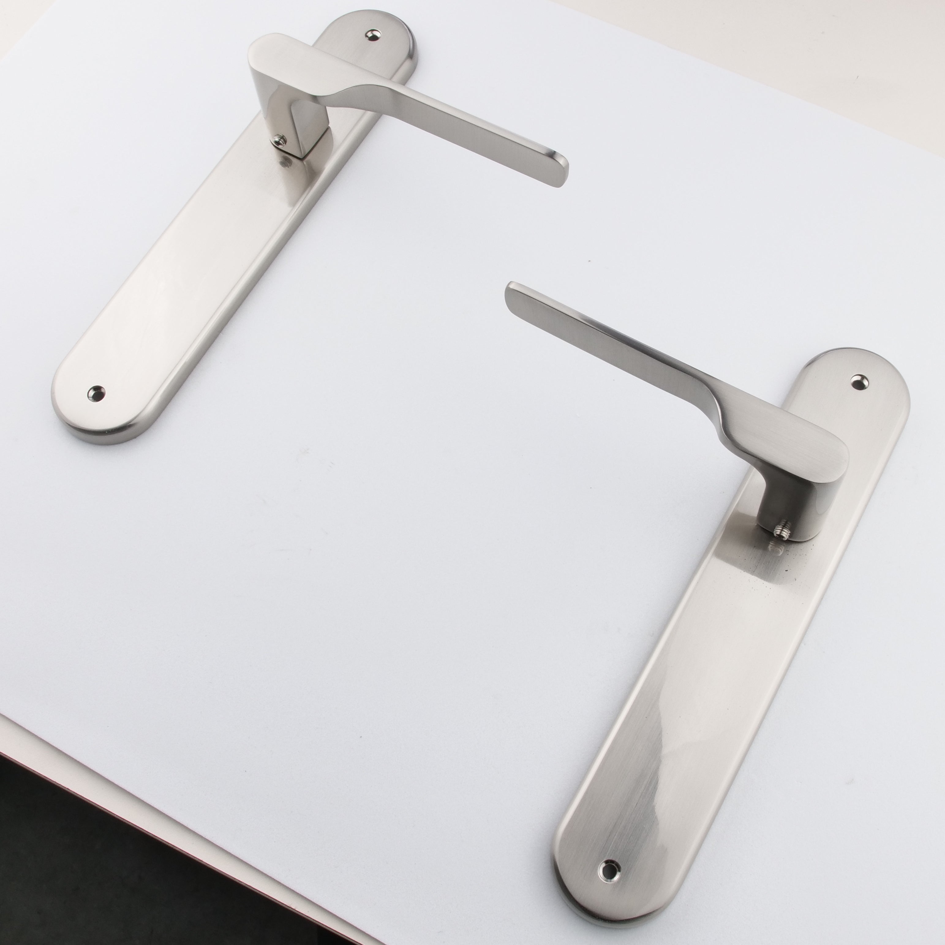 Manilla modelo '640' con placa oval para puertas de zamak en acabado níquel satinado con mango moderno