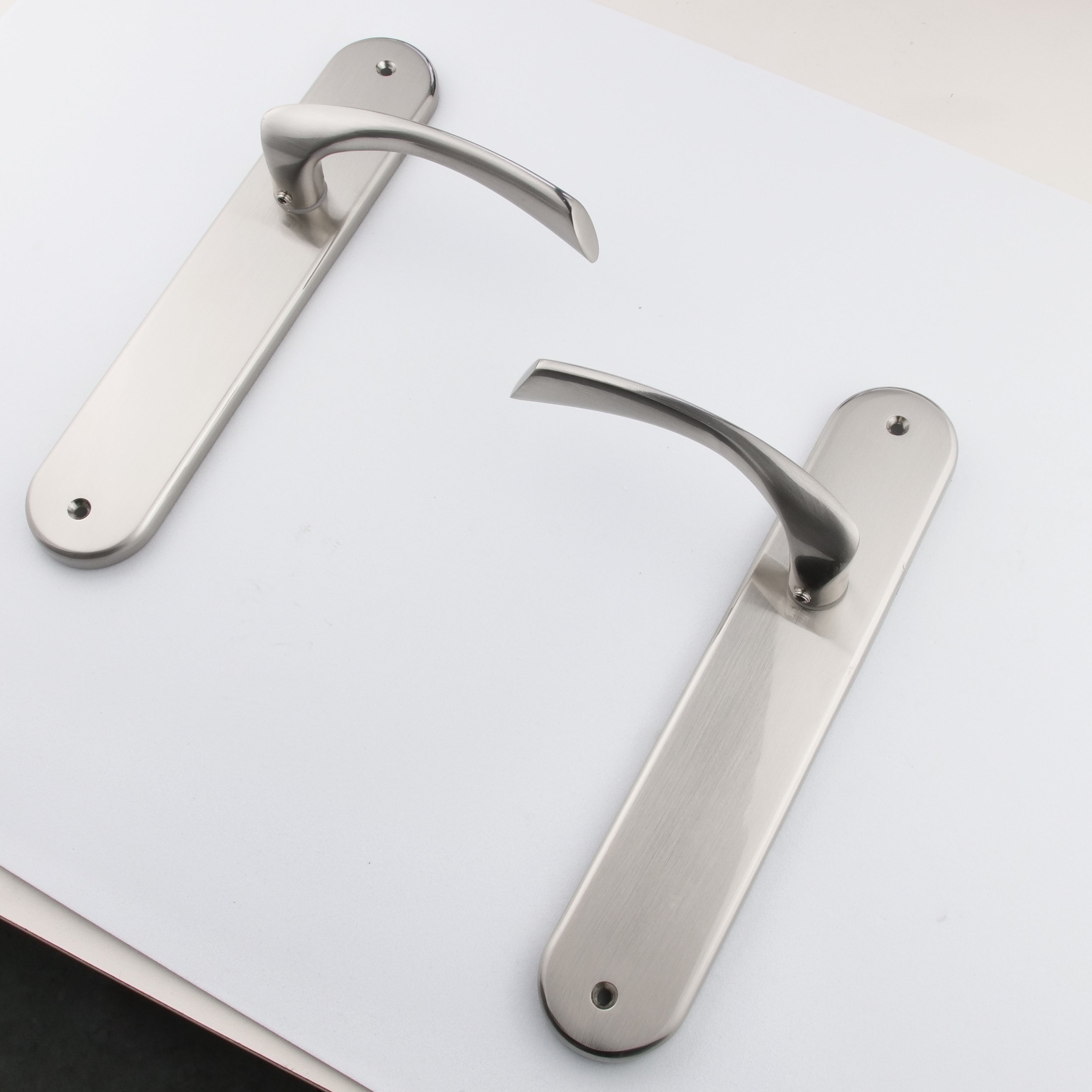 Manilla modelo '553' de zamak con placa ovalada en acabado níquel satinado para puertas