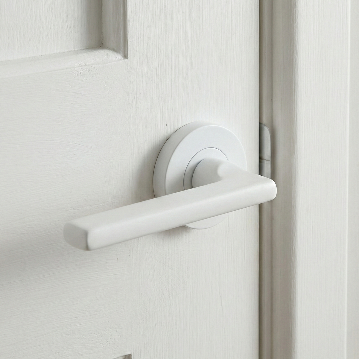 Manilla rental de aluminio con roseta redonda en acabado blanco para puertas