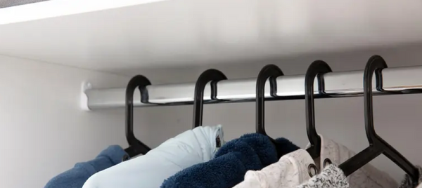 Cómo instalar las barras con soportes para tus armarios