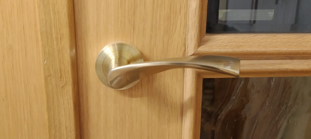Cómo instalar una manilla de puerta?