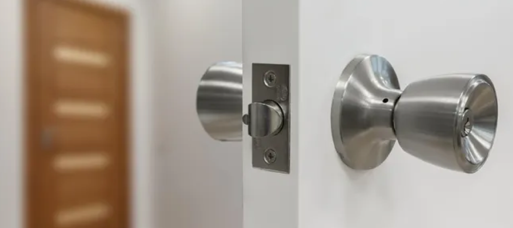 Pomo de puerta con mecanismo para puerta de interior en latón color gris  plata