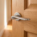 Manilla modelo '1010' con Roseta Redonda de acero inoxidable para puerta