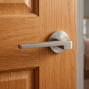 Manilla Lugh con roseta redonda en níquel mate para puertas