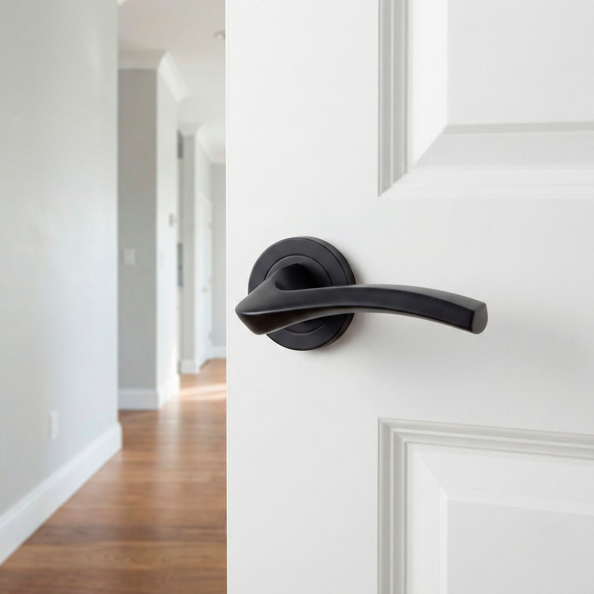 Manilla de aluminio modelo 1027 con roseta redonda en acabado negro para puertas