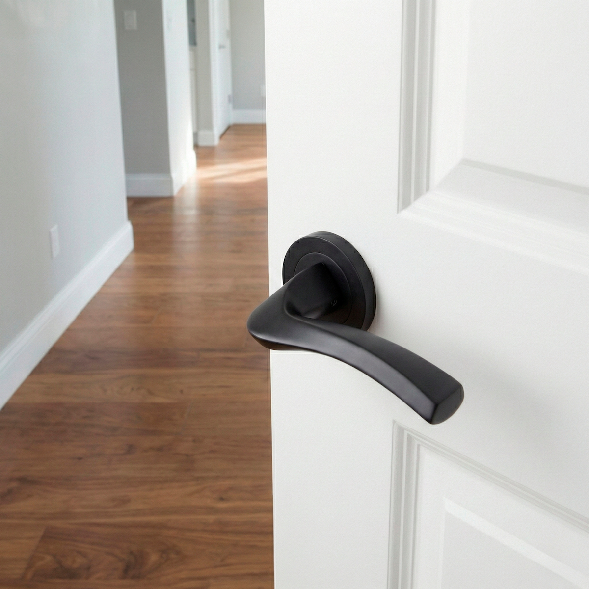 Manilla de aluminio modelo 1027 con roseta redonda en acabado negro para puertas