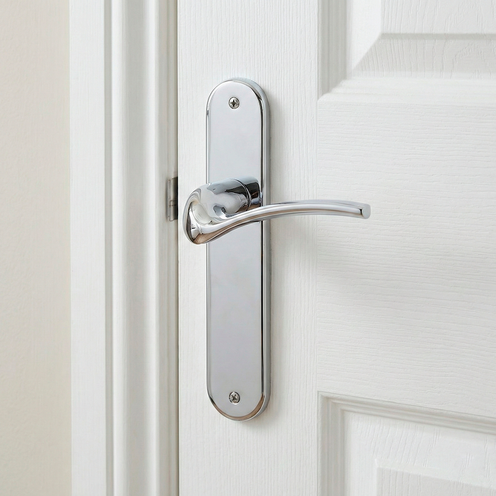 Manilla modelo '930' de zamak con placa ovalada en acabado cromo brillo para puertas
