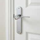 Manilla modelo '930' de zamak con placa ovalada en acabado cromo brillo para puertas