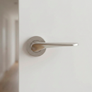 Manilla modelo '1010' con Roseta Redonda de acero inoxidable para puerta