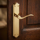 Manilla modelo '1101' con placa curva de aluminio en acabado dorado para puertas