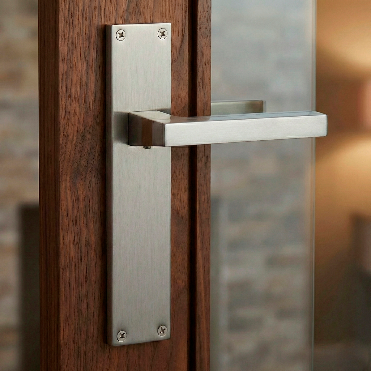 Manilla moderna de zamak acabado níquel satinado y gris espacial con placa rectangular modelo '840'