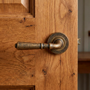 Manilla modelo '507' con Roseta Redonda en acabado cuero envejecido para puertas