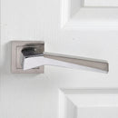 Manilla modelo '120' de zamak con Roseta Cuadrada acabado bicolor para puertas