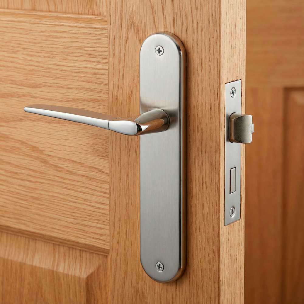 Manilla modelo '830' con placa ovalada de zamak acabado bicolor para puertas